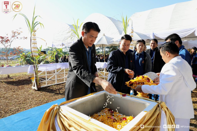 ผู้เข้าร่วมพิธีโปรยข้าวตอก ดอกไม้