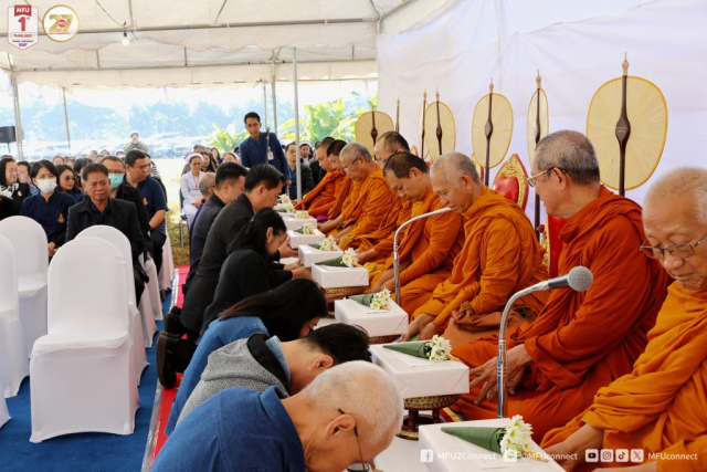 ถวายไทยธรรมแด่พระสงฆ์