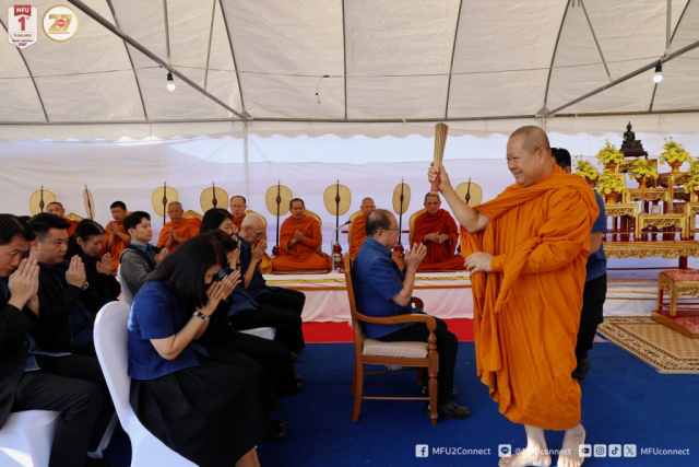 พระเถระประพรมน้ำพระพุทธมนต์