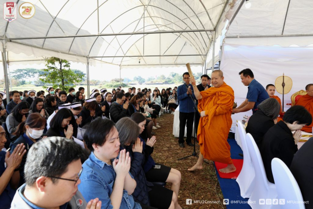 พระเถระประพรมน้ำพระพุทธมนต์