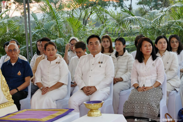 ผู้ร่วมพิธีพร้อมกัน ณ ลานพระราชานุสาวรีย์ฯ โรงพยาบาลศูนย์การแพทย์มหาวิทยาลัยแม่ฟ้าหลวง