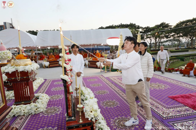 ผศ. ดร.ภาณุพงษ์ ใจวุฒิ รองอธิการบดีมหาวิทยาลัยแม่ฟ้าหลวง จุดเทียนนวหรคุณ