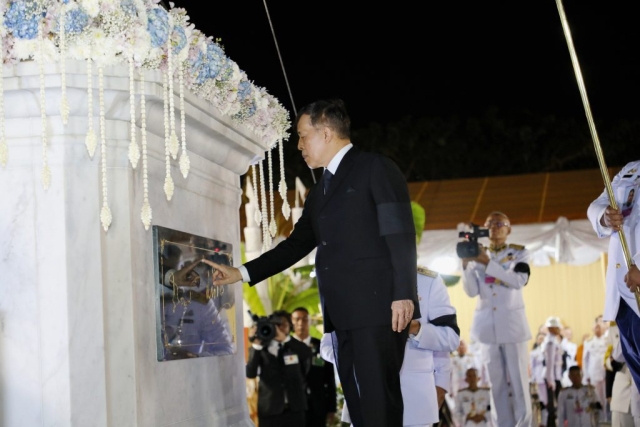 พระบาทสมเด็จพระเจ้าอยู่หัว ทรงเจิมแผ่นคำจารึกที่ฐานพระราชานุสาวรีย์ฯ
