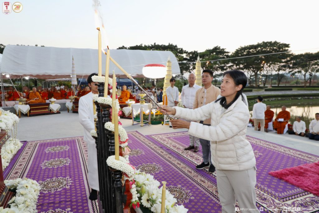 ผศ. ดร.ณัฐพรพรรณ อุตมา รองอธิการบดีมหาวิทยาลัยแม่ฟ้าหลวง จุดเทียนนวหรคุณ