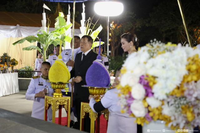 พระบาทสมเด็จพระเจ้าอยู่หัว และสมเด็จพระนางเจ้า ฯ พระบรมราชินี ทรงวางพุ่มดอกไม้