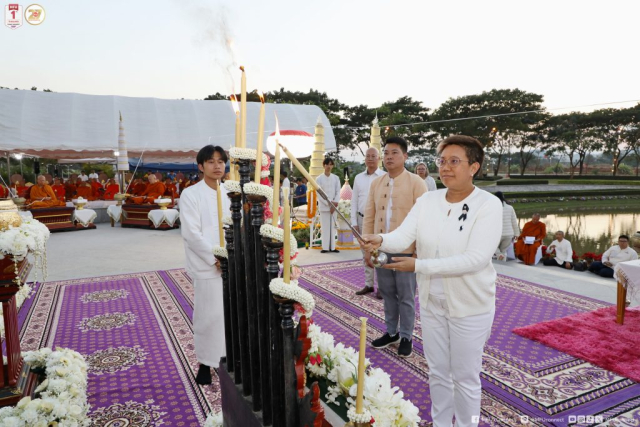 ผศ. ดร.ร่มเย็น โกไศยกานนท์ รองอธิการบดีมหาวิทยาลัยแม่ฟ้าหลวง จุดเทียนนวหรคุณ