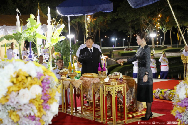 พระบาทสมเด็จพระเจ้าอยู่หัว และสมเด็จพระนางเจ้า ฯ พระบรมราชินี ทรงจุดธูปเทียนเครื่องทองน้อยถวายราชสักการะ