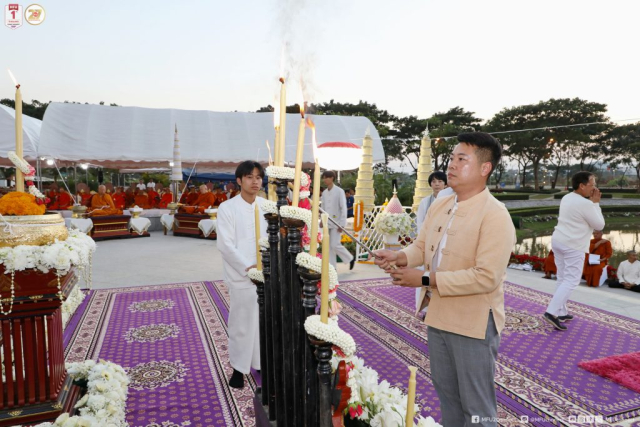 อาจารย์ ดร.ณัฐวุฒิ ยอดสุวรรณ รองอธิการบดีมหาวิทยาลัยแม่ฟ้าหลวง จุดเทียนนวหรคุณ