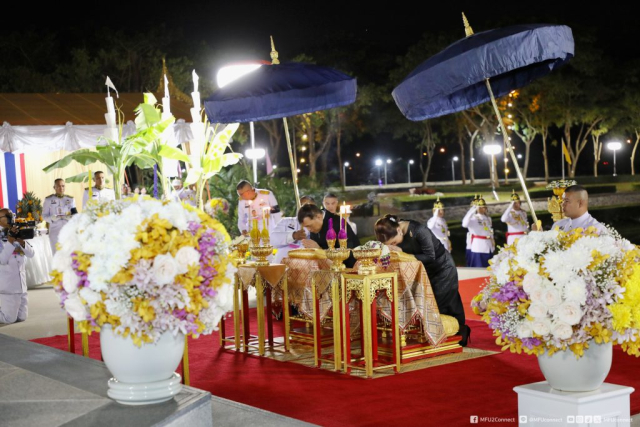 พระบาทสมเด็จพระเจ้าอยู่หัว และสมเด็จพระนางเจ้า ฯ พระบรมราชินี ทรงกราบ