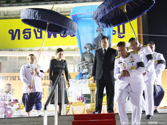 พระบาทสมเด็จพระเจ้าอยู่หัว และสมเด็จพระนางเจ้า ฯ พระบรมราชินี เสด็จฯ เข้าพลับพลาพิธี