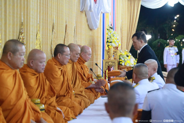 พระบาทสมเด็จพระเจ้าอยู่หัว ทรงประเคนจตุปัจจัยไทยธรรมถวายพระสงฆ์