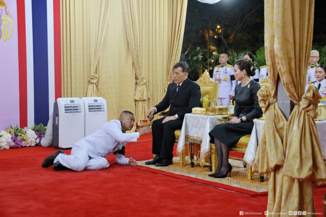 พระบาทสมเด็จพระเจ้าอยู่หัว ทรงหลั่งทักษิโณทก