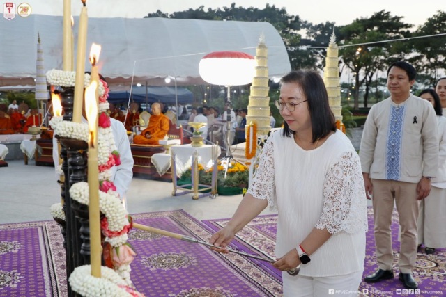 รศ. ดร.วันดี รังสีวิจิตรประภา คณบดีสำนักวิชาวิทยาศาสตร์เครื่องสำอาง จุดเทียนนวหรคุณ