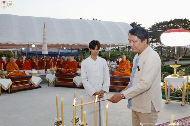 ผศ. ดร.วิภพ สุทธนะ คณบดีสำนักวิชาวิทยาศาสตร์สุขภาพ จุดเทียนโสฬสญาณ