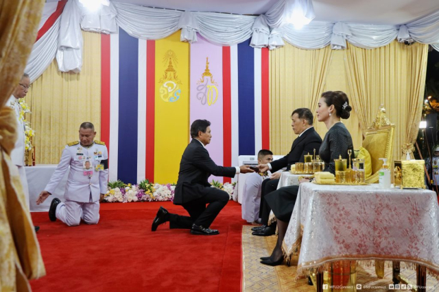 พระบาทสมเด็จพระเจ้าอยู่หัว พระราชทานของที่ระลึก (จำนวน 18 ราย)