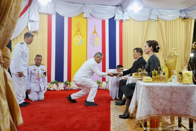 พระบาทสมเด็จพระเจ้าอยู่หัว พระราชทานของที่ระลึก (จำนวน 18 ราย)