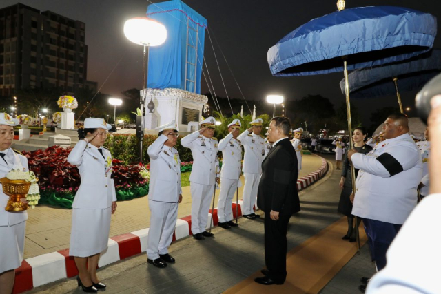 ศาสตราจารย์พิเศษ ดร.วันชัย ศิริชนะ นายกสภามหาวิทยาลัยแม่ฟ้าหลวง ผู้ช่วยศาสตราจารย์ ดร.มัชฌิมา นราดิศร อธิการบดีมหาวิทยาลัยแม่ฟ้าหลวง เฝ้าฯ รับเสด็จ