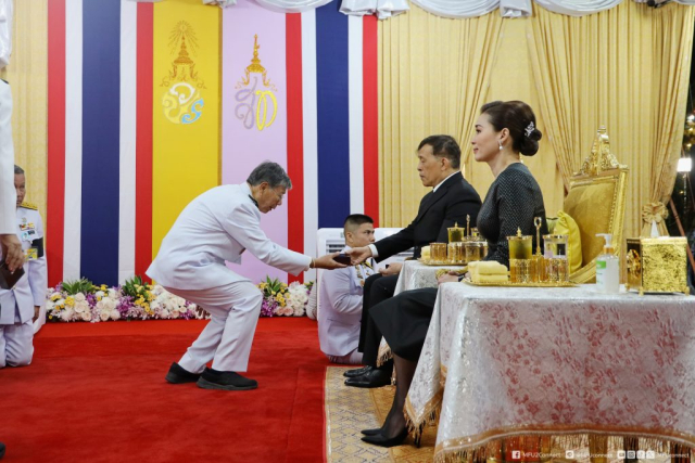พระบาทสมเด็จพระเจ้าอยู่หัว พระราชทานของที่ระลึก (จำนวน 18 ราย)