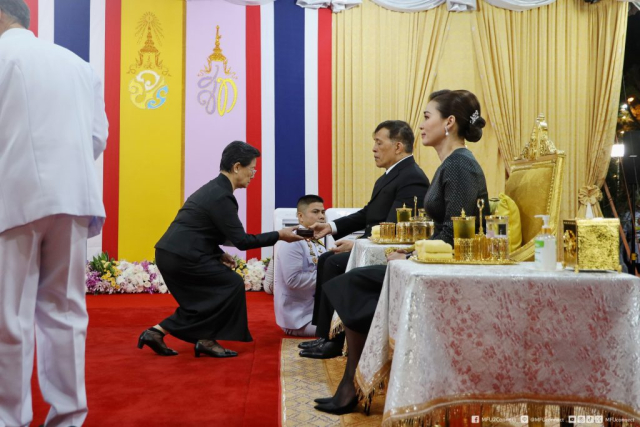 พระบาทสมเด็จพระเจ้าอยู่หัว พระราชทานของที่ระลึก (จำนวน 18 ราย)