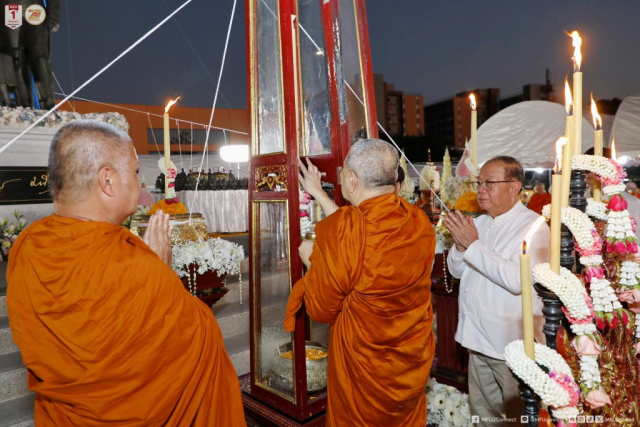สมเด็จพระมหารัชมงคลมุนี เจ้าคณะใหญ่หนกลาง วัดไตรมิตรวิทยาราม เจิมเทียนชัย