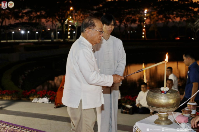 ศาสตราจารย์พิเศษ ดร.วันชัย ศิริชนะ นายกสภามหาวิทยาลัยแม่ฟ้าหลวง จุดเทียนบาตรน้ำมนต์