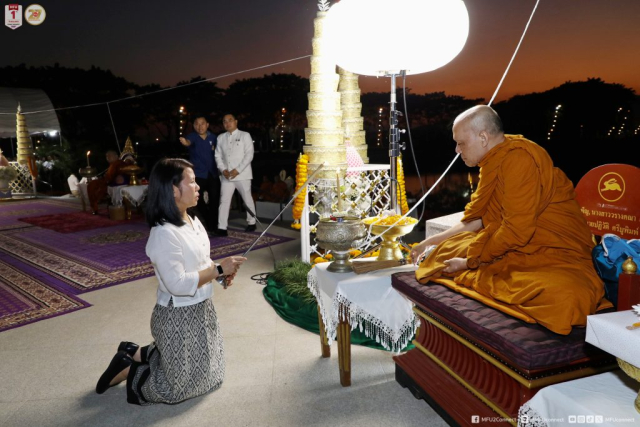 ผศ. ดร.มัชฌิมา นราดิศร อธิการบดีมหาวิทยาลัยแม่ฟ้าหลวง จุดเทียนบาตรน้ำมนต์
