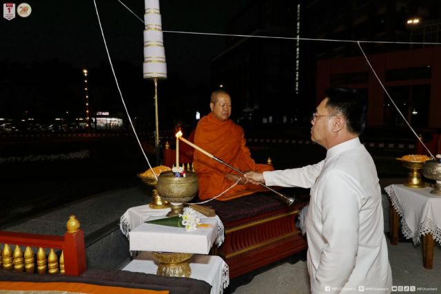 นายนรศักดิ์ สุขสมบูรณ์ รองผู้ว่าราชการจังหวัดเชียงราย จุดเทียนบาตรน้ำมนต์