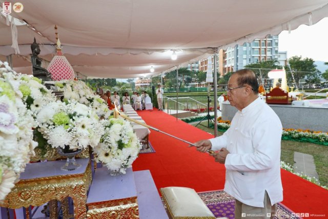 ศาสตราจารย์พิเศษ ดร.วันชัย ศิริชนะ นายกสภามหาวิทยาลัยแม่ฟ้าหลวง ประธานในพิธี จุดธูปเทียนบูชาพระรัตนตรัย