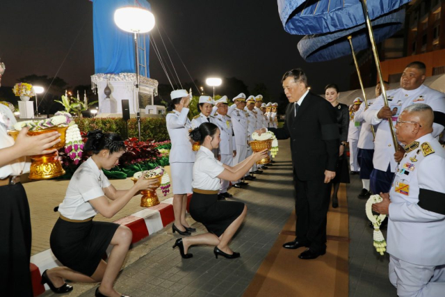 คณาจารย์ นักศึกษามหาวิทยาลัยแม่ฟ้าหลวง เฝ้าฯ รับเสด็จ