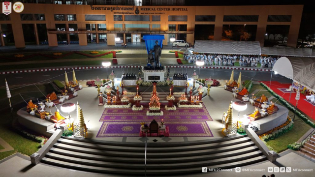 พระเถราจารย์นั่งปรกอธิษฐานจิต