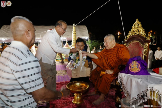 ศาสตราจารย์พิเศษ ดร.วันชัย ศิริชนะ นายกสภามหาวิทยาลัยแม่ฟ้าหลวง ถวายไทยธรรมแด่พระสงฆ์