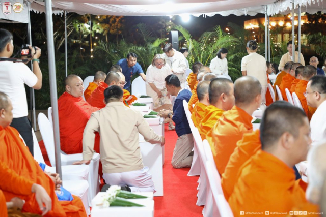ผู้บริหารมหาวิทยาลัยแม่ฟ้าหลวง ถวายไทยธรรมแด่พระสงฆ์