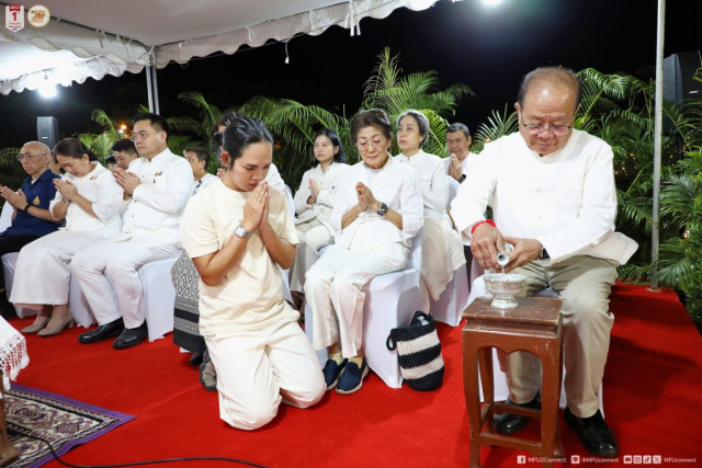 ศาสตราจารย์พิเศษ ดร.วันชัย ศิริชนะ นายกสภามหาวิทยาลัยแม่ฟ้าหลวง ประธานในพิธีกรวดน้ำ