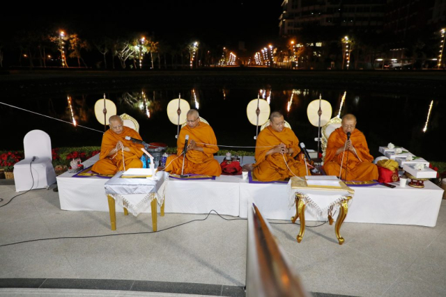 พระพิธีธรรม วัดสุทัศนเทพวรารามราชวรมหาวิหาร 4 รูปสวดพระคาถาทิพยมนต์