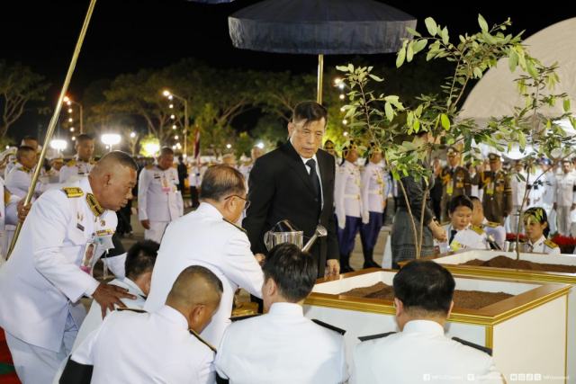 พระบาทสมเด็จพระเจ้าอยู่หัว ทรงปลูกต้นรวงผึ้ง จำนวน 1 ต้น