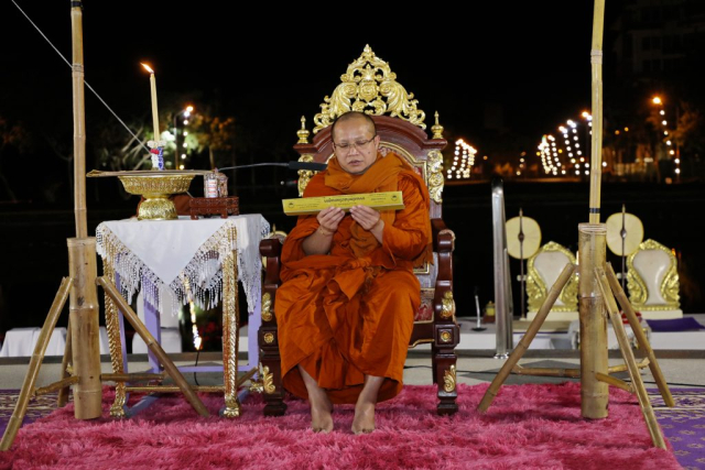 พระครูศรีพัฒนกิตติ์ เจ้าคณะอำเภอแม่ฟ้าหลวง เจ้าอาวาสวัดแม่สลองใน เทศน์ธรรมพื้นเมือง “ธัมมจักกัปปวัตตนสูตร”