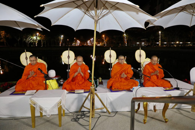 พระพิธีธรรม วัดพระสิงห์ พระอารามหลวง 4 รูป สวดพระคาถา
