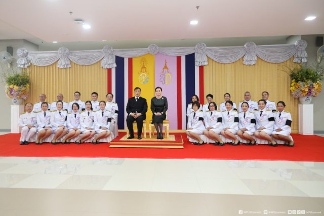 พระบาทสมเด็จพระเจ้าอยู่หัว ฉายพระบรมฉายาลักษณ์ ร่วมกับสมเด็จพระนางเจ้า ฯ พระบรมราชินี และหัวหน้าหน่วยงานมหาวิทยาลัยแม่ฟ้าหลวง