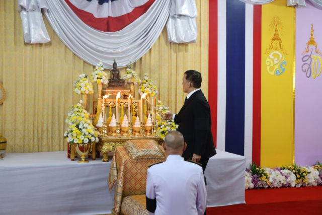 พระบาทสมเด็จพระเจ้าอยู่หัว ทรงจุดธูปเทียนเครื่องนมัสการทองทิศ บูชาพระพุทธนวราชบพิตร
