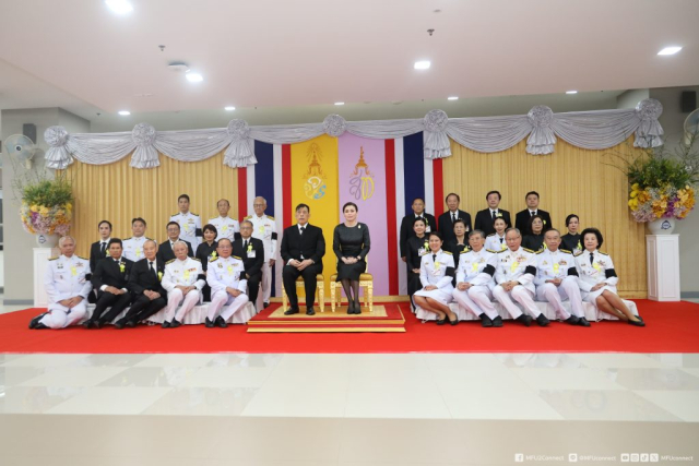 พระบาทสมเด็จพระเจ้าอยู่หัว ฉายพระบรมฉายาลักษณ์ ร่วมกับสมเด็จพระนางเจ้า ฯ พระบรมราชินี กรรมการสภามหาวิทยาลัย และผู้มีอุปการคุณต่อมหาวิทยาลัยแม่ฟ้าหลวง
