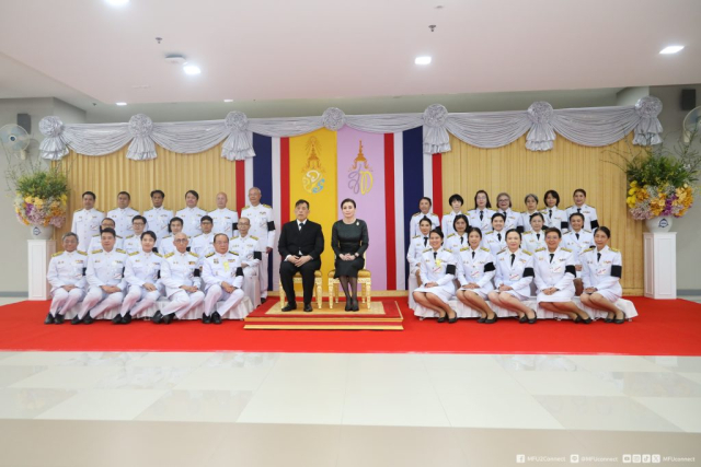 พระบาทสมเด็จพระเจ้าอยู่หัว ฉายพระบรมฉายาลักษณ์ ร่วมกับสมเด็จพระนางเจ้า ฯ พระบรมราชินี และผู้บริหารมหาวิทยาลัยแม่ฟ้าหลวง