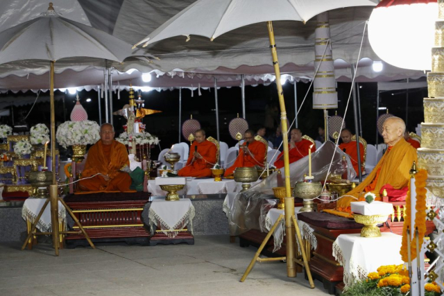 พระเถราจารย์ 4 รูปนั่งปรกอธิษฐานจิต