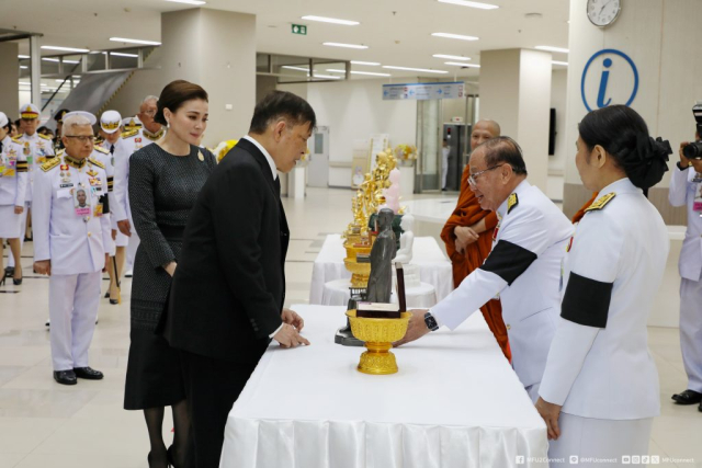 ศาสตราจารย์พิเศษ ดร.วันชัย ศิริชนะ นายกสภามหาวิทยาลัยแม่ฟ้าหลวง น้อมเกล้าฯ ถวายพระรูปพระราชานุสาวรีย์สมเด็จพระมหิตลาธิเบศร อดุลยเดชวิกรม พระบรมราชชนกประทับคู่สมเด็จพระศรีนครินทราบรมราชชนนี (จำลอง) แด่พระบาทสมเด็จพระเจ้าอยู่หัว จำนวน 1 องค์