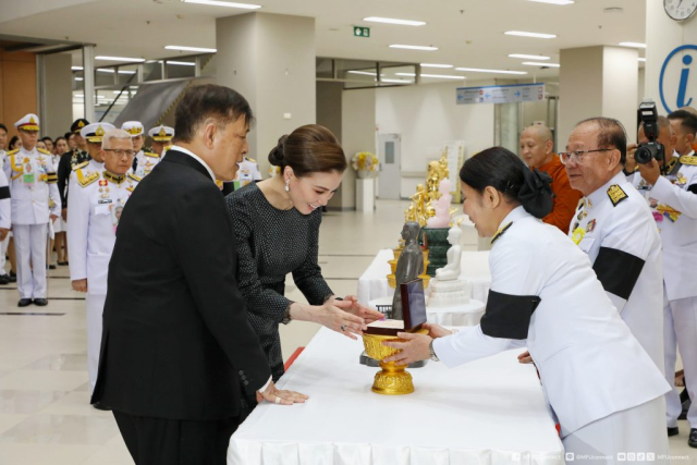 ผู้ช่วยศาสตราจารย์ ดร.มัชฌิมา นราดิศร อธิการบดีมหาวิทยาลัยแม่ฟ้าหลวง ทูลเกล้าฯ ถวายเหรียญที่ระลึก แด่สมเด็จพระนางเจ้า ฯ พระบรมราชินี