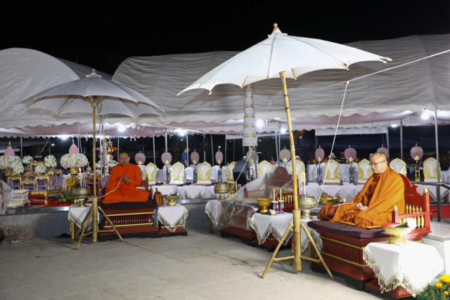 พระเถราจารย์ 4 รูป นั่งปรกอธิษฐานจิต