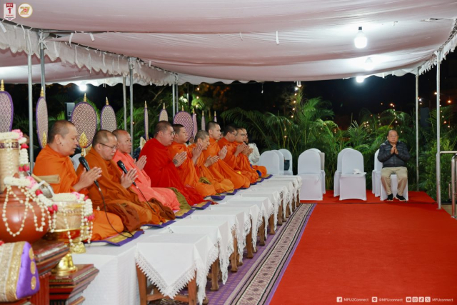 พระสงฆ์สมณศักดิ์ 10 รูป เจริญพระพุทธมนต์ (ชยสิทธิคาถา)