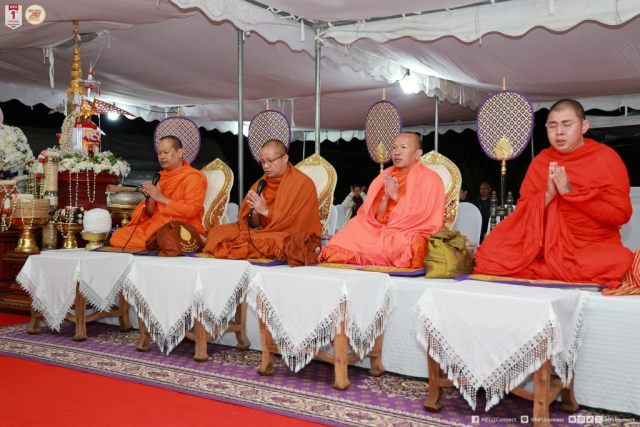 พระสงฆ์สมณศักดิ์ สวดคาถาดับเทียนชัย