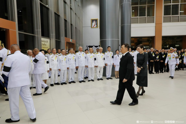 พระบาทสมเด็จพระเจ้าอยู่หัว และสมเด็จพระนางเจ้า ฯ พระบรมราชินี เสด็จฯ ไปยังรถยนต์พระที่นั่ง