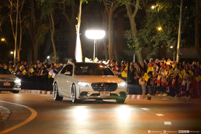 พระบาทสมเด็จพระเจ้าอยู่หัว และสมเด็จพระนางเจ้า ฯ พระบรมราชินี ประทับรถยนต์พระที่นั่ง เสด็จพระราชดำเนินออกจากโรงพยาบาลศูนย์การแพทย์ มหาวิทยาลัยแม่ฟ้าหลวง อำเภอเมืองเชียงราย จังหวัดเชียงราย ไปยังท่าอากาศยานแม่ฟ้าหลวง เชียงราย อำเภอเมืองเชียงราย จังหวัดเชียงราย