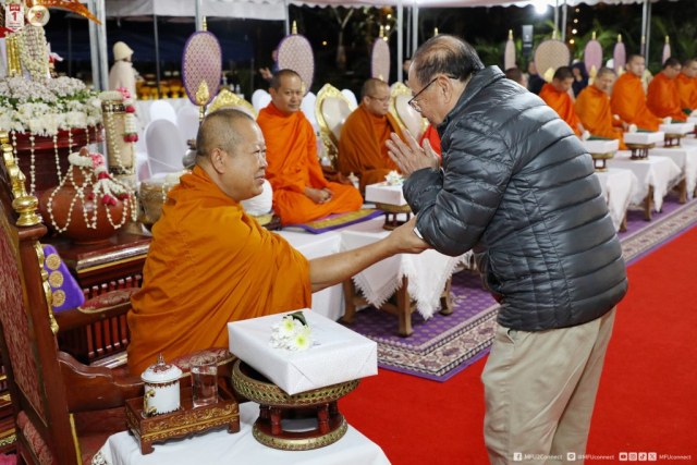 ศาสตราจารย์พิเศษ ดร.วันชัย ศิริชนะ นายกสภามหาวิทยาลัยแม่ฟ้าหลวง ถวายไทยธรรมแด่พระสงฆ์
